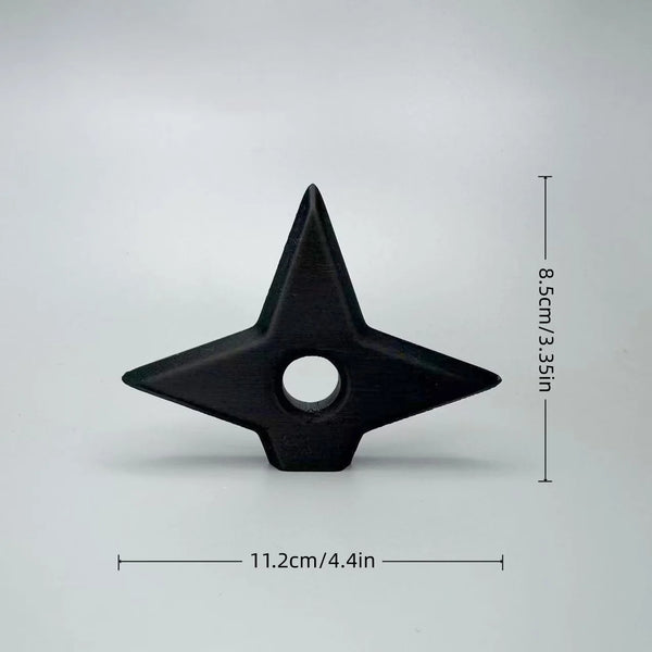 Adorno triangular negro con un orificio central, mide 11.2 cm de largo y 8.5 cm de alto.