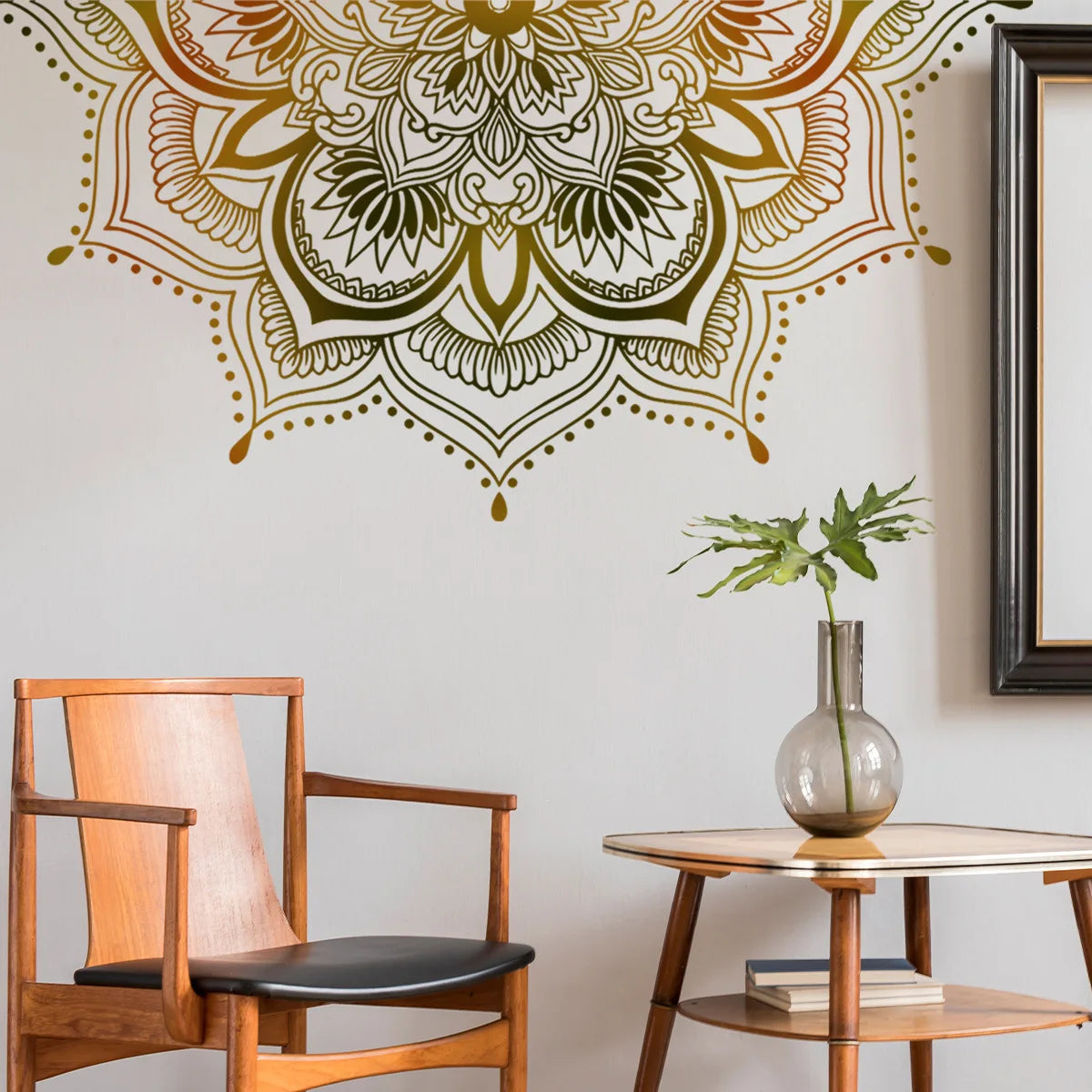 Autocollant mural de lotus mandala détaillé dans des tons terreux sur un mur gris clair au-dessus d'une chaise et d'une table