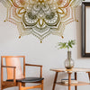 Autocollant mural représentant un motif de lotus mandala détaillé dans des tons terreux sur un mur gris clair au-dessus d'une