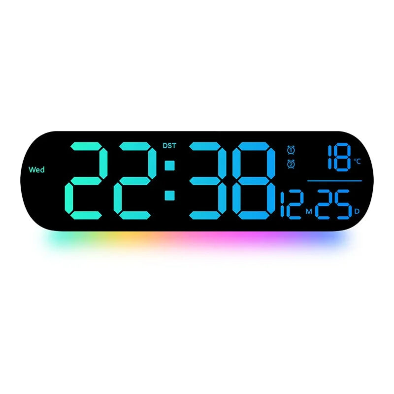 Reloj de pared digital negro mostrando las 22:38 con pantalla LED RGB.