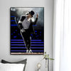 Posterdruck von Michael Jackson bei einer Vorstellung mit dramatischer Beleuchtung.