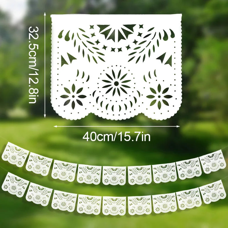 Weißer handgeschnittener Papel-Picado-Banner mit komplexen Blumen- und Blättermustern für Partydekoration