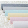 Collection de stickers muraux texturés, modernes et luxueux, dans diverses teintes pastel, disposés sur une surface blanche e