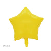 Un seul ballon en feuille jaune vif en forme d'étoile.