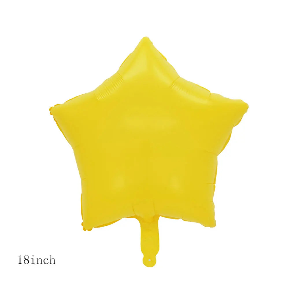 Un seul ballon en feuille jaune vif en forme d'étoile.