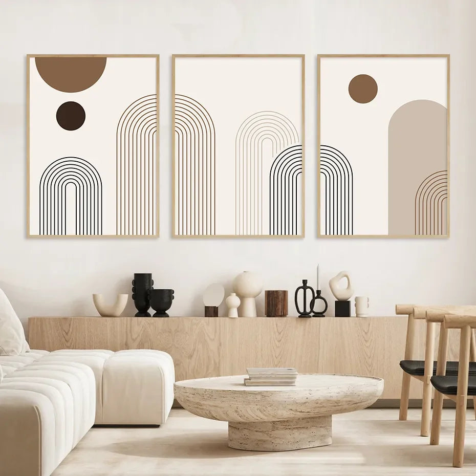 Un conjunto de tres impresiones de arte abstracto en lienzo con tonos tierra y líneas geométricas, exhibidas en una pared de 