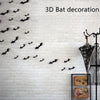 Mur de briques blanches décoré de silhouettes de chauves-souris noires volant pour la décoration d'Halloween.