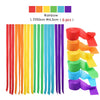 Ein Set aus sechs Regenbogenfarbenen Crêpepapier-Girlanden in verschiedenen Schattierungen und Längen.