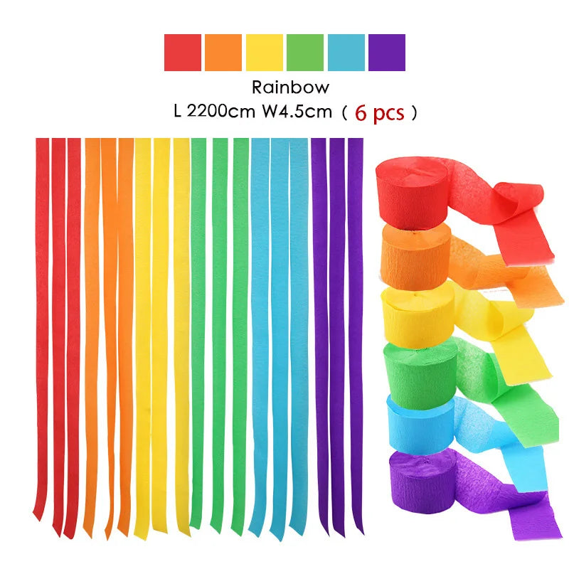 Ein Set aus sechs Regenbogenfarbenen Crêpepapier-Girlanden in verschiedenen Schattierungen und Längen.