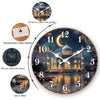 Horloge murale ronde avec croissant islamique et architecture détaillée, composants variés à proximité.