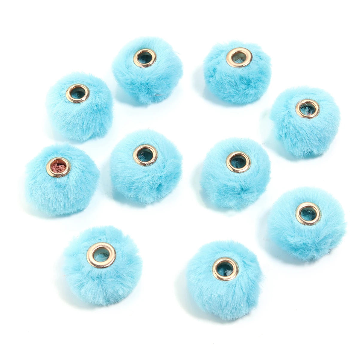 Collection de perles en peluche bleu clair pour la fabrication de bijoux DIY.