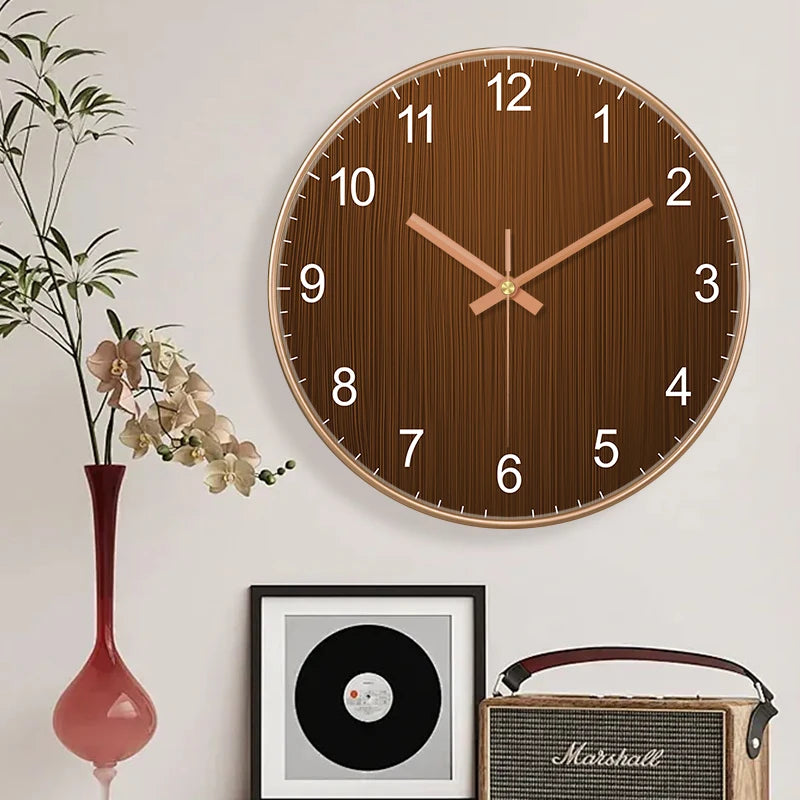 Minimalistische Holz-Wanduhr mit Roségold-Akzenten, hängend über ein gerahmtes Record und Gitarrencase.