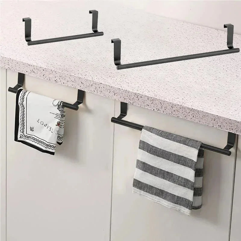 Porte-serviettes en acier inoxydable fixé sur le comptoir de cuisine.