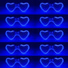 Ein Set fluoreszierender herzförmiger LED-Partybrillen in verschiedenen Mustern und Winkeln.
