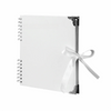 Bloc-notes album photo plat blanc avec fermoir noir décoratif et ruban blanc sur la couverture.