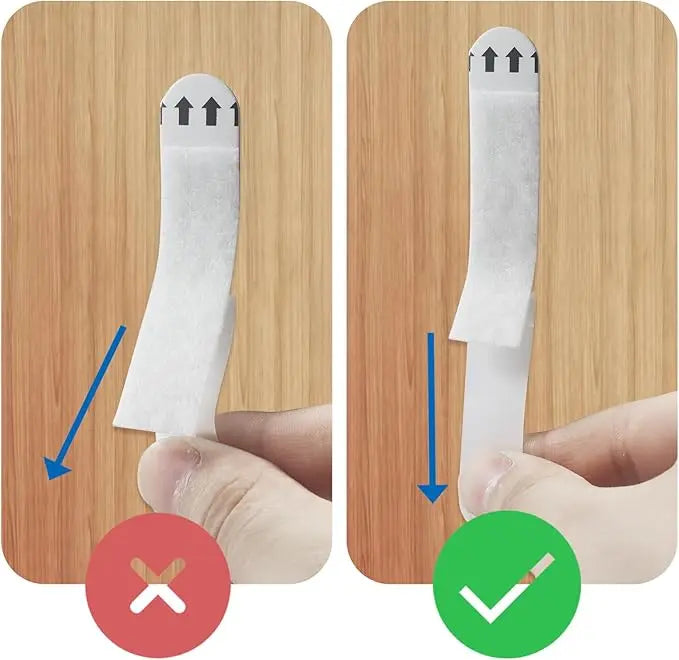 Primer plano de tiras de colgado resistentes aplicadas a una superficie de madera, mostrando antes y después.