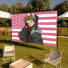 Ein Banner mit einer Anime-Figur in amerikanischer Flaggen-Design im Freien.