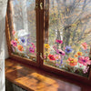 Nahaufnahme von doppelseitigen dekorativen Schmetterlingswandstickern in einem Holzfensterrahmen.