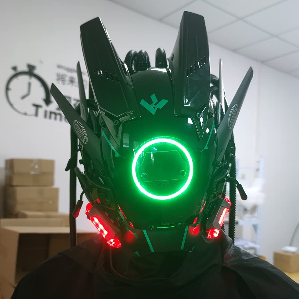 Primer plano de una máscara de juego cyberpunk iluminada con armadura negra y una luz circular verde brillante.