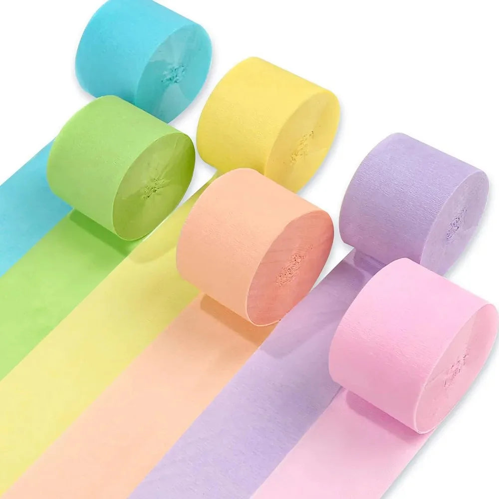 Ein Set von regenbogenfarbenen Crêpepapier-Girlanden, gerollt in Röhren und in verschiedenen Schattierungen.