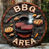 Panneau en bois rond décoré de BBQ et AREA, avec diverses viandes grillées et outils.