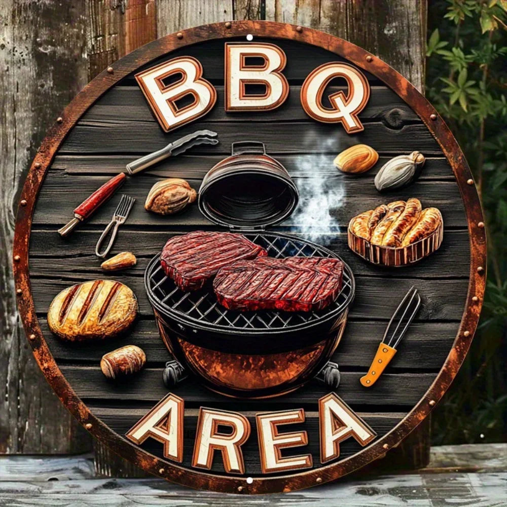 Panneau en bois rond décoré de BBQ et AREA, avec diverses viandes grillées et outils.