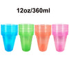 Un set de quatre gobelets en plastique jetables à néon bleu, vert, orange et rose.