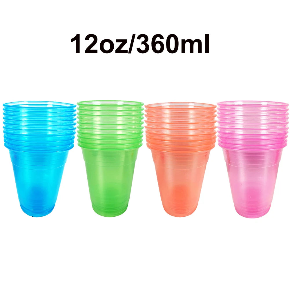 Un set de quatre gobelets en plastique jetables à néon bleu, vert, orange et rose.
