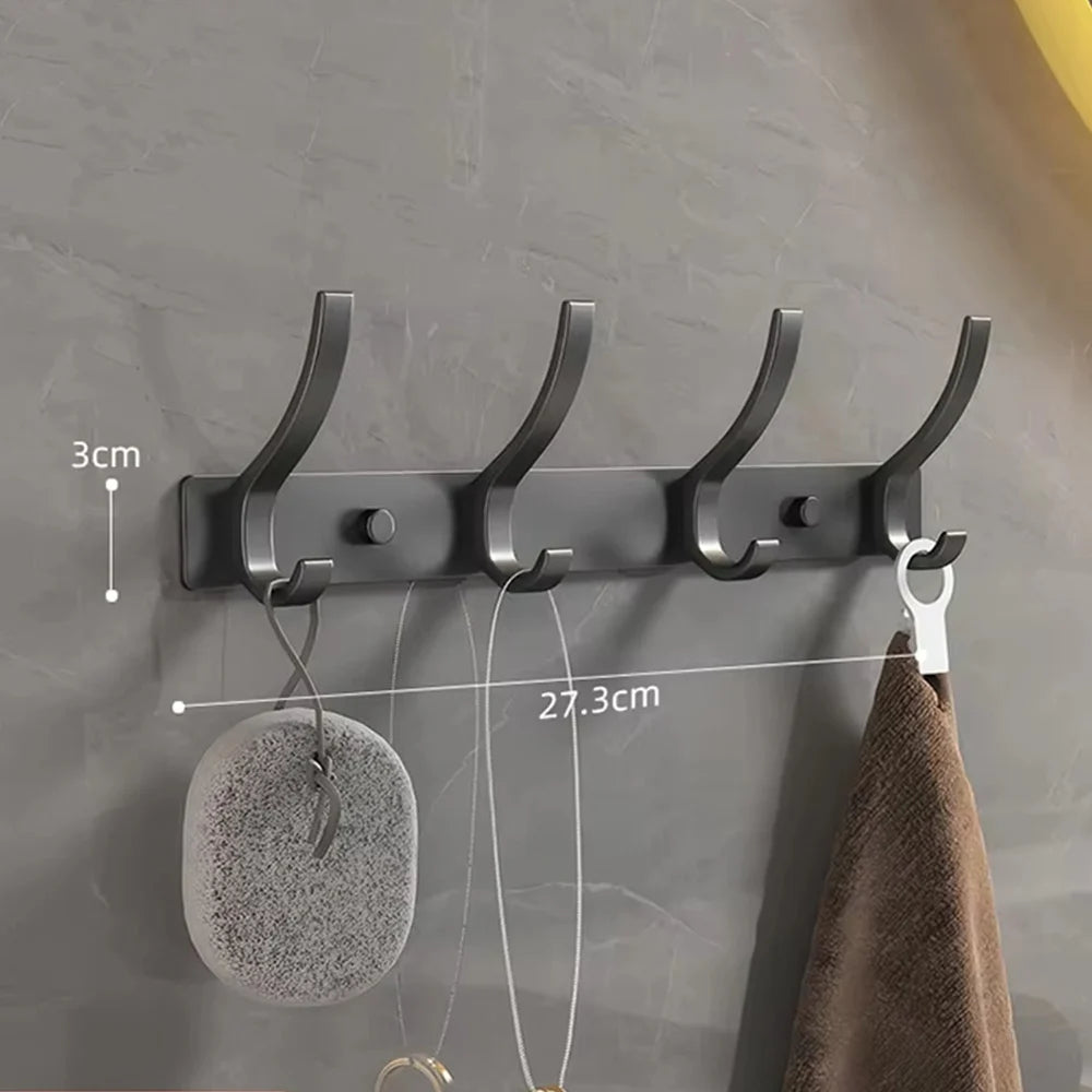 Percha de pared negra resistente con seis ganchos en una pared gris, que incluye un gancho redondo gris.