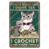 Décor mural vintage en métal représentant un chat noir avec le texte : That's what I do I drink tea I crochet and I