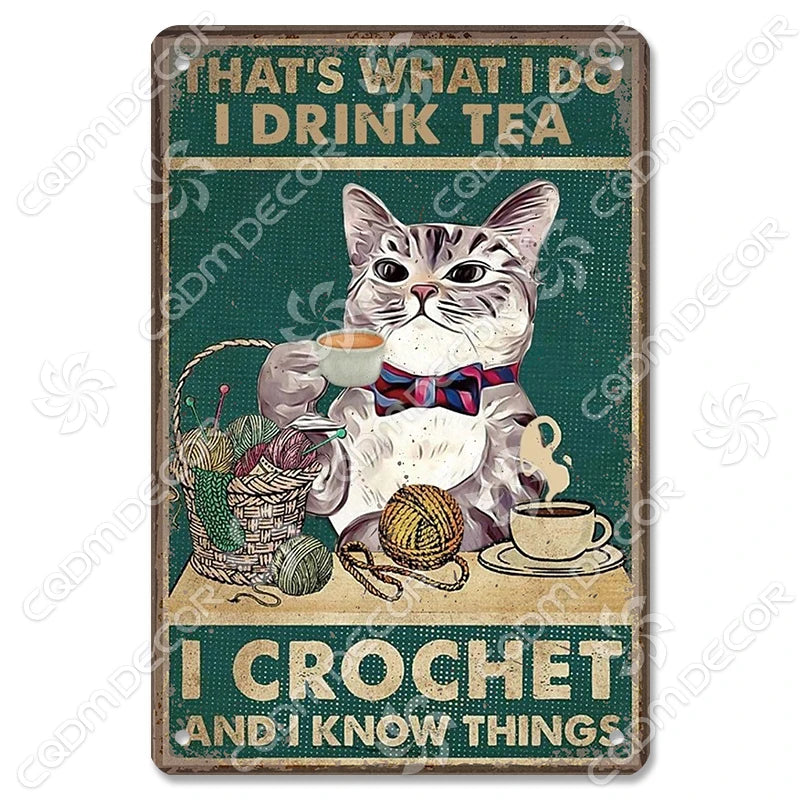Décor mural vintage en métal représentant un chat noir avec le texte : That's what I do I drink tea I crochet and I