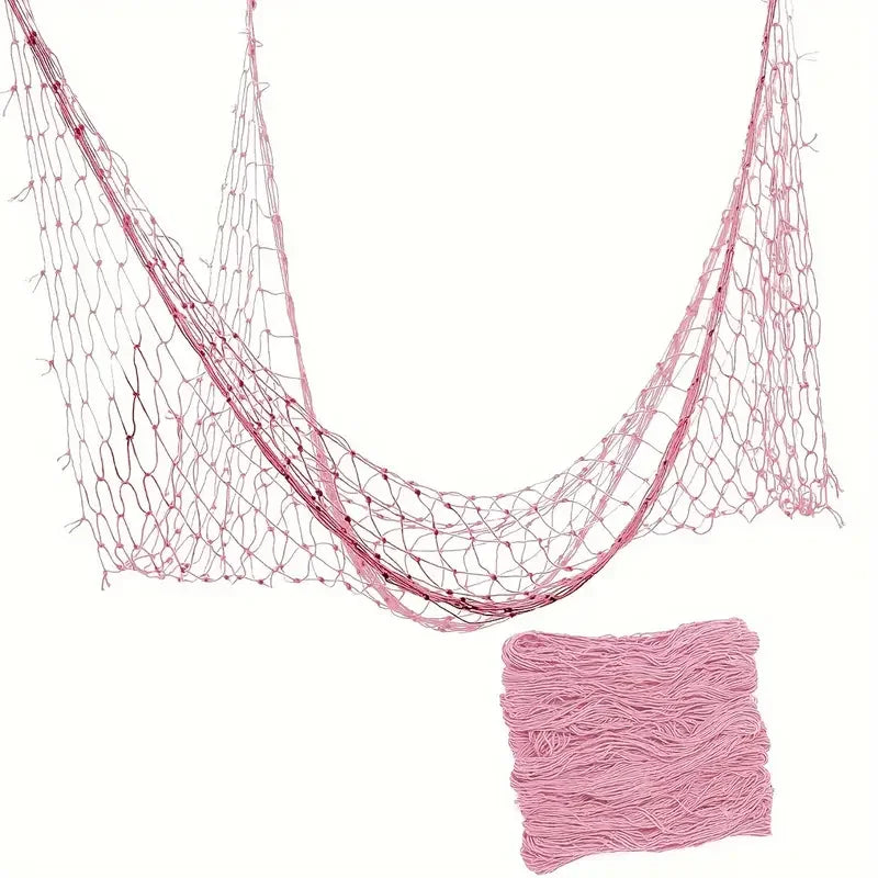 Adornos de red de peces rosa exhibidos en forma curva y drapeada.