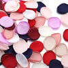 Collection de pétales de roses en soie artificielle dans diverses nuances : rose, rouge, violet et bleu foncé