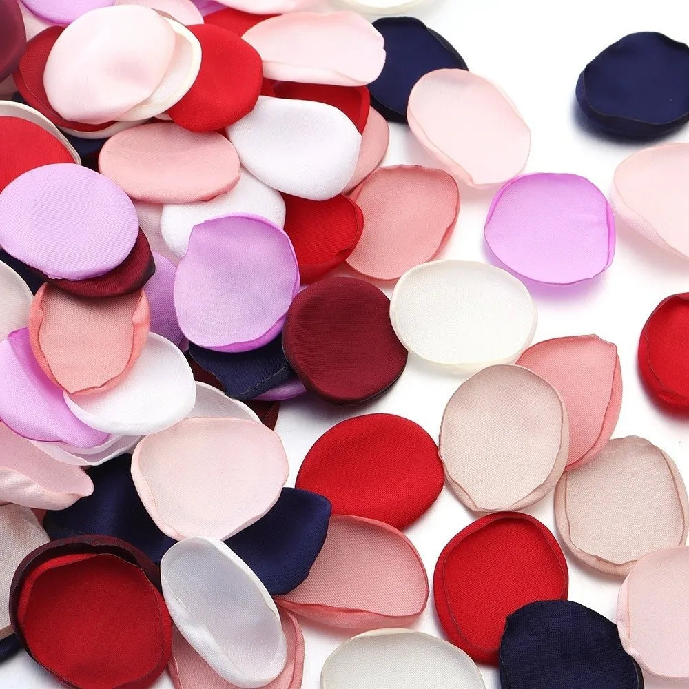 Collection de pétales de roses en soie artificielle dans diverses nuances : rose, rouge, violet et bleu foncé