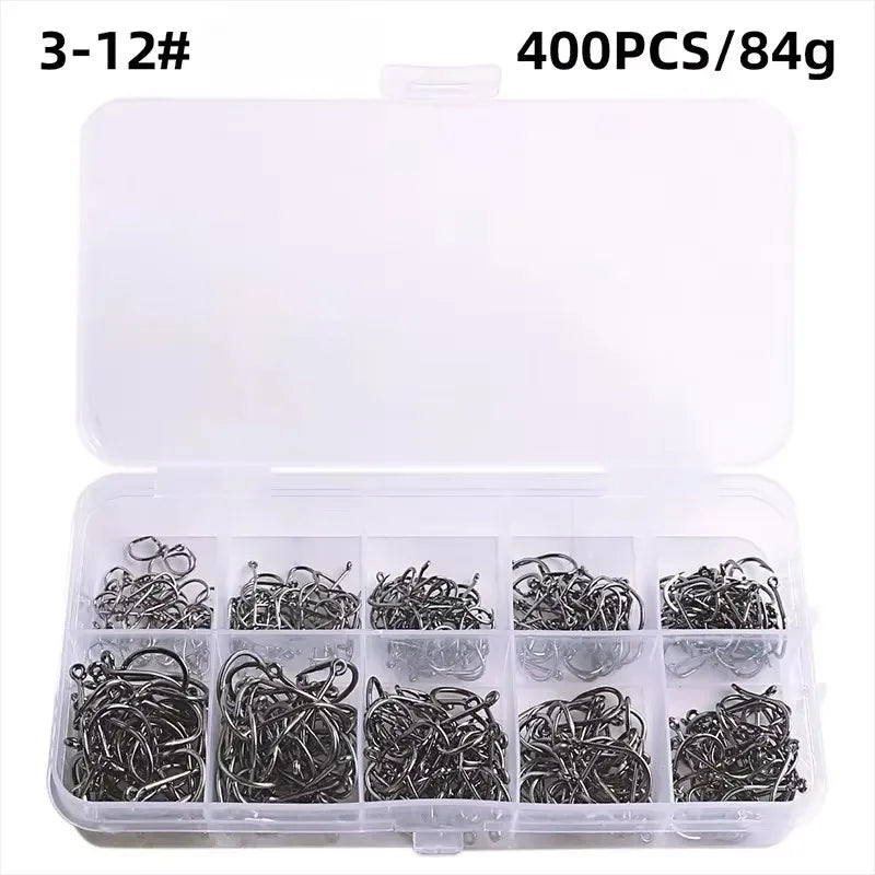 Un récipient en plastique transparent contient 400 hameçons de pêche en acier au carbone noir, de taille 3# à 12#.