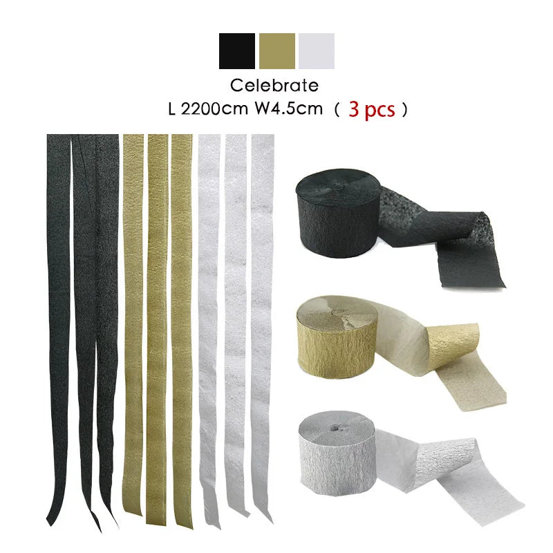 Ein Set aus schwarzen, goldenen und silbernen Crêpe-Papier-Girlanden zum Feiern.