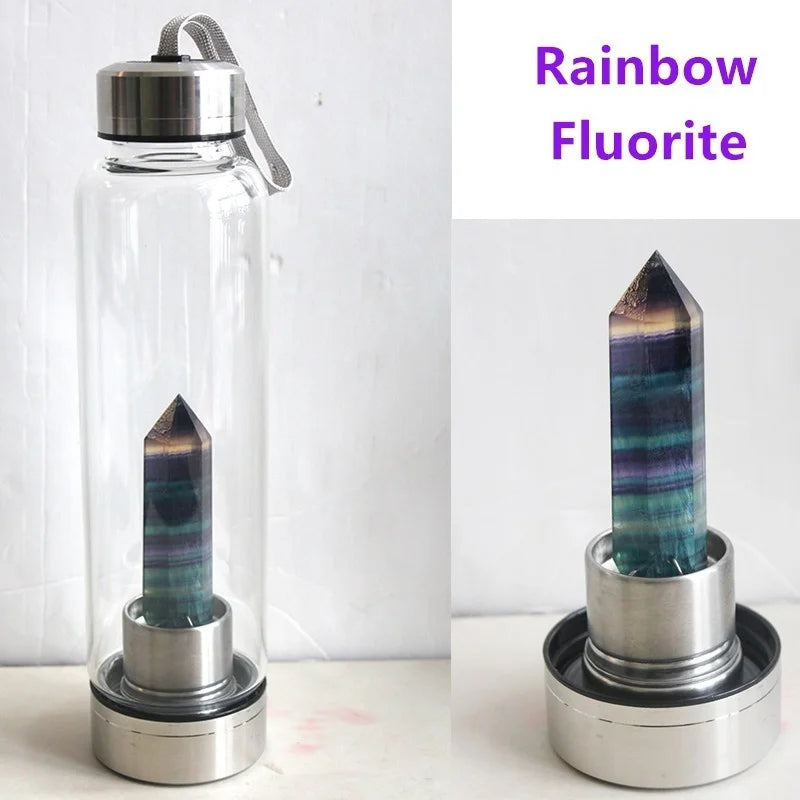Botella de agua de vidrio llena de cristal de fluorita púrpura, junto a una muestra mineral púrpura pulida.