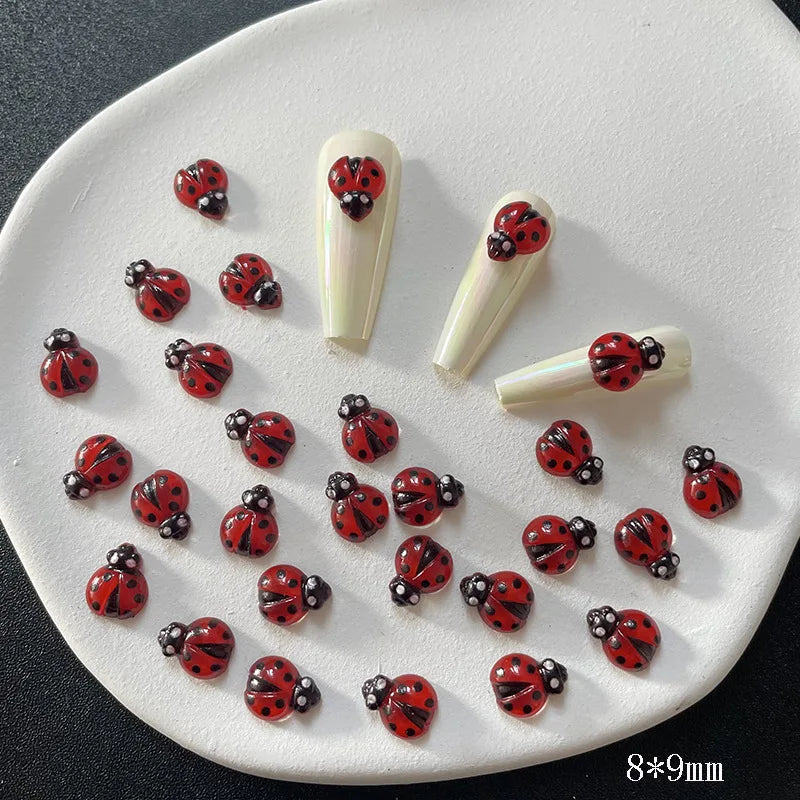 Una colección de 50 adornos de uñas en forma de tortuga mini y coloridos, exhibidos en un plato de cerámica blanca.