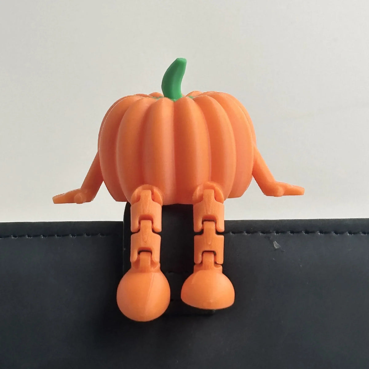 3D Printed Articulated Ghost Figurine – Poseable Desk Decor