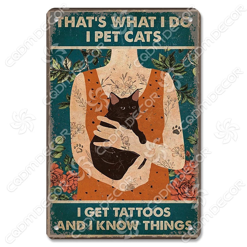 Décor mural vintage en métal représentant la silhouette d'une personne tenant un chat noir et le texte : That's what I do I p