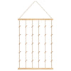 Collage photo rustique en bois avec plusieurs rubans pour accrocher les photos.