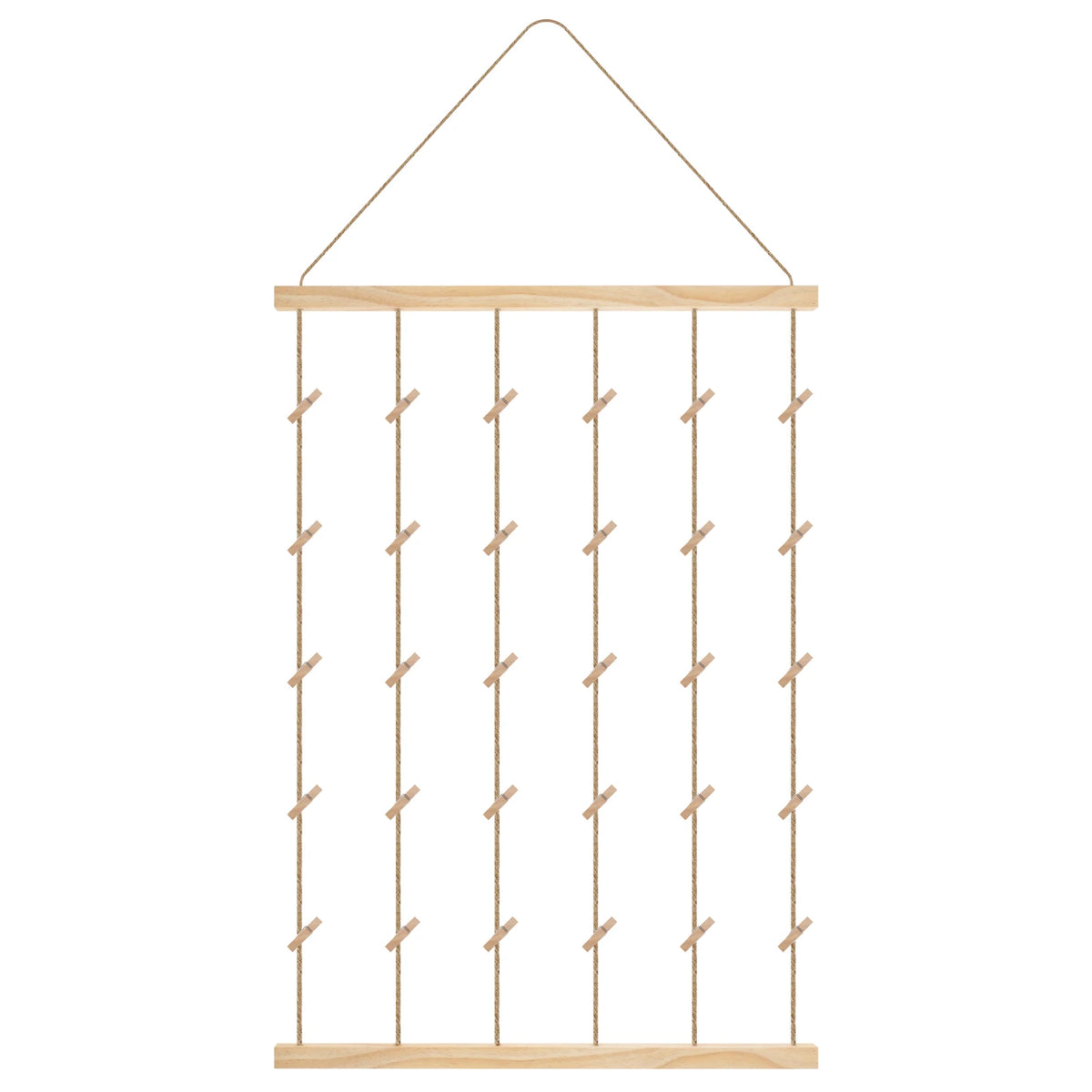 Collage photo rustique en bois avec plusieurs rubans pour accrocher les photos.