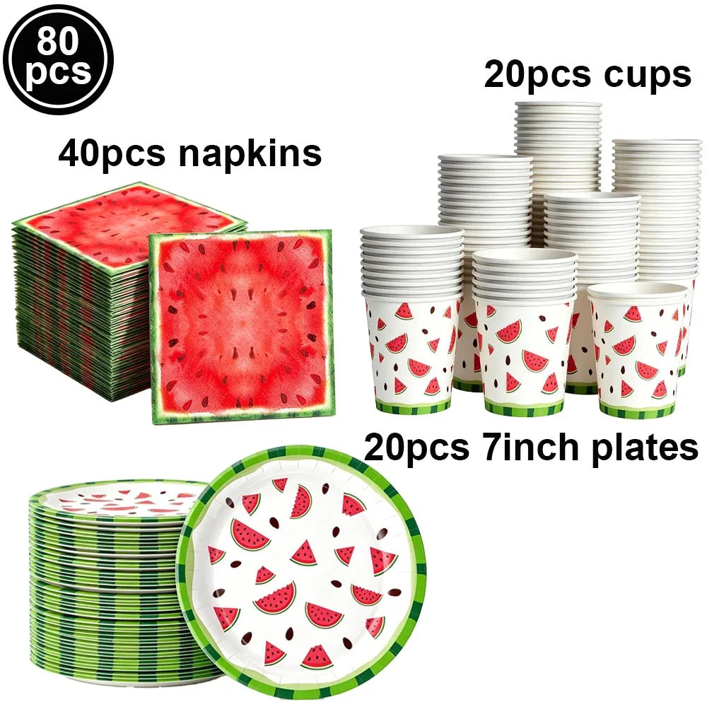 Un set de fournitures de fête avec 80 serviettes, 20 tasses et 20 assiettes à thème pastèque.