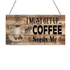 Señal de madera rústica con el texto "Necesito mi café"