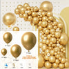 Eine große Anordnung goldener und champagnerfarbener Ballons in einer vertikalen Girlande