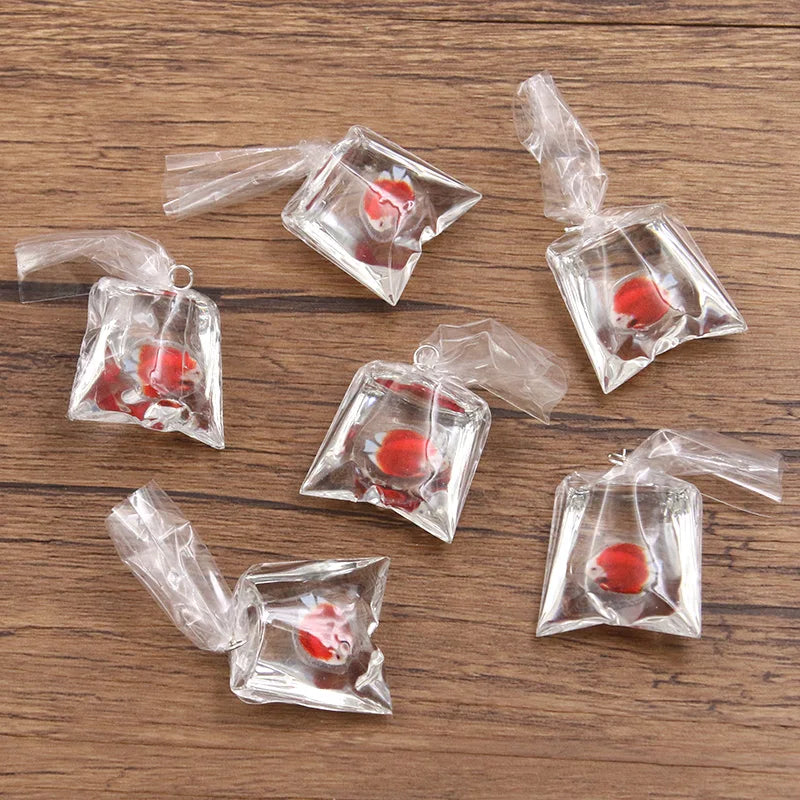 Un set de imanes de resina transparentes con forma de pez payaso, empaquetados en pequeñas bolsas de plástico para hacer joye