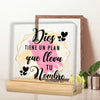 A framed print featuring the Spanish phrase Dios tiene un plan que lleva tu nombre in elegant script on a white background