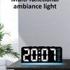 Luz de ambiente LED digital mostrando la hora 20:07 sobre una superficie oscura.