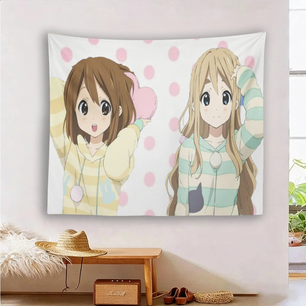 Ein Wandteppich mit zwei süßen Anime-Mädchen mit braunem Haar und hellem Outfit vor weißem Hintergrund.