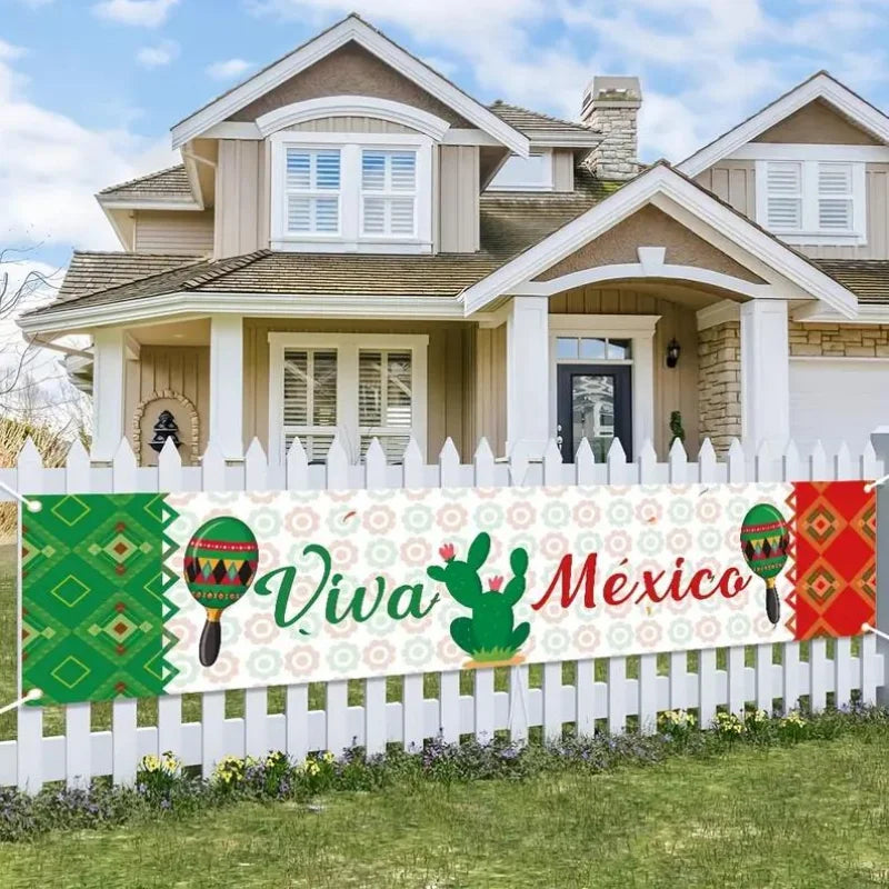 Weiße Lattenzaun mit Banner, der einen grünen Kakteen und den Text Viva México zeigt, zum mexikanischen Unabhängigkeitstag